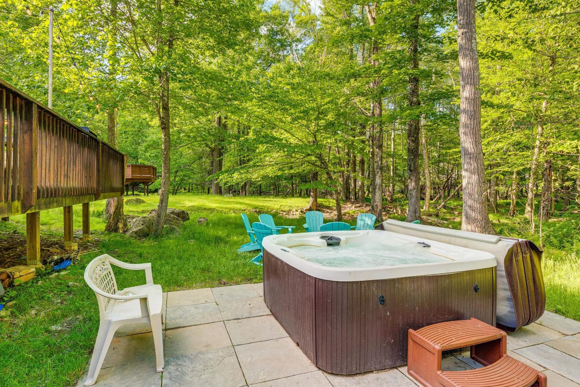 Pet-Friendly Pocono Lake Oasis With Hot Tub! Kültér fotó
